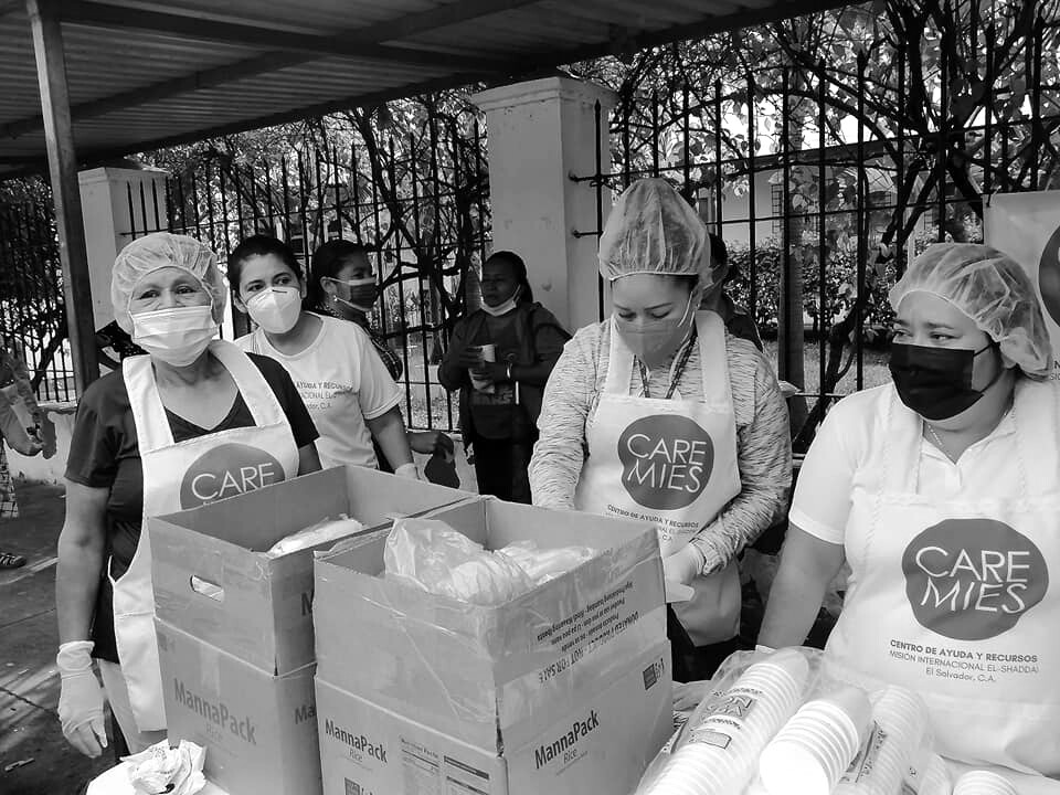 Équipe CARE MIES préparant de l’aide alimentaire au Salvador